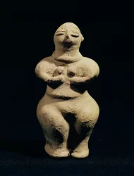 Istennő szobra, ie 6. évezred (terrakotta)